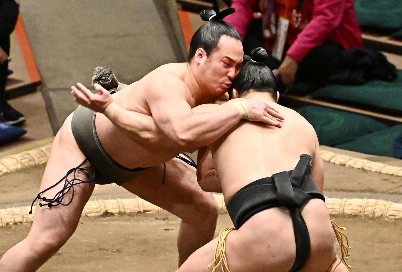 須山（左）は炎鵬に押し出しで敗れる（撮影・滝沢徹郎）