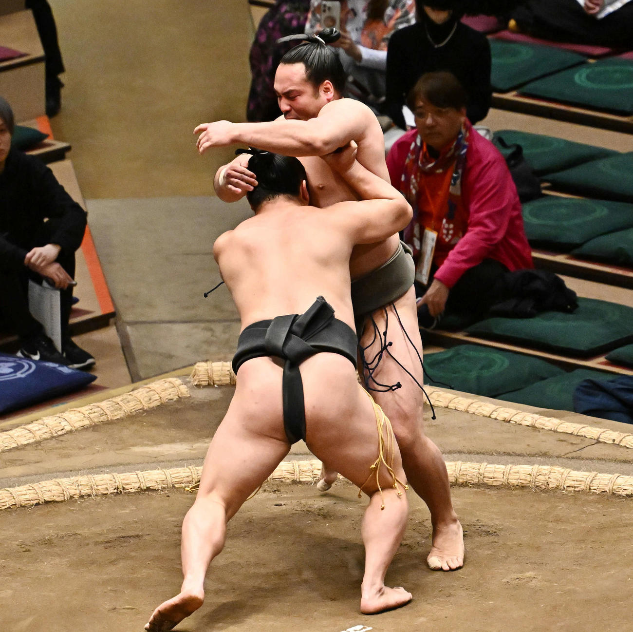 須山（後方）は炎鵬に押し出しで敗れる（撮影・滝沢徹郎）