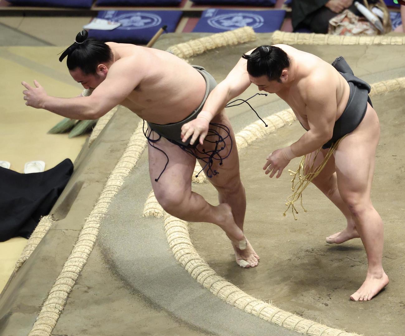須山（左）を押し出しで破る炎鵬（撮影・河田真司）