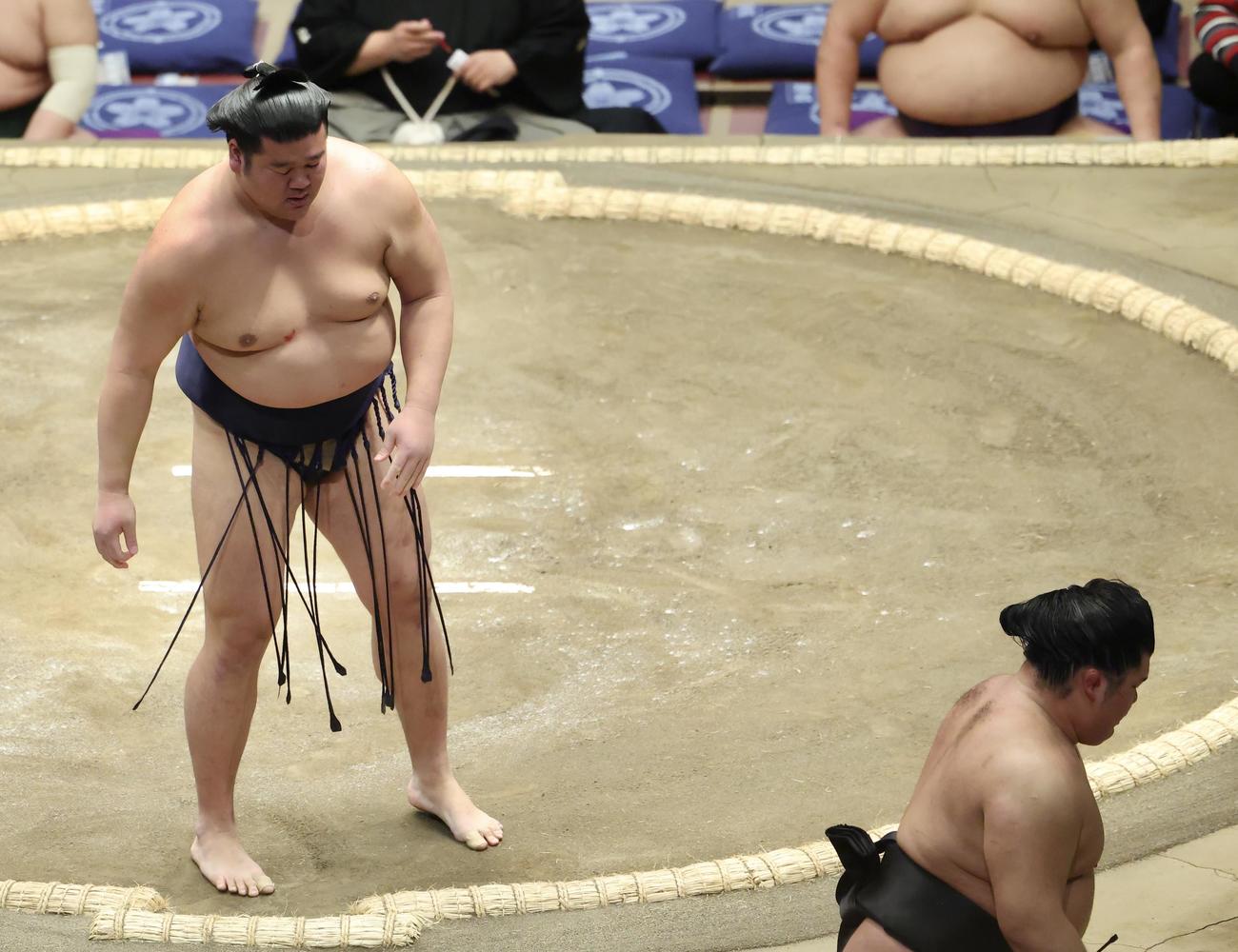 羽出山（左）は木竜皇を上手投げで破る（撮影・河田真司）