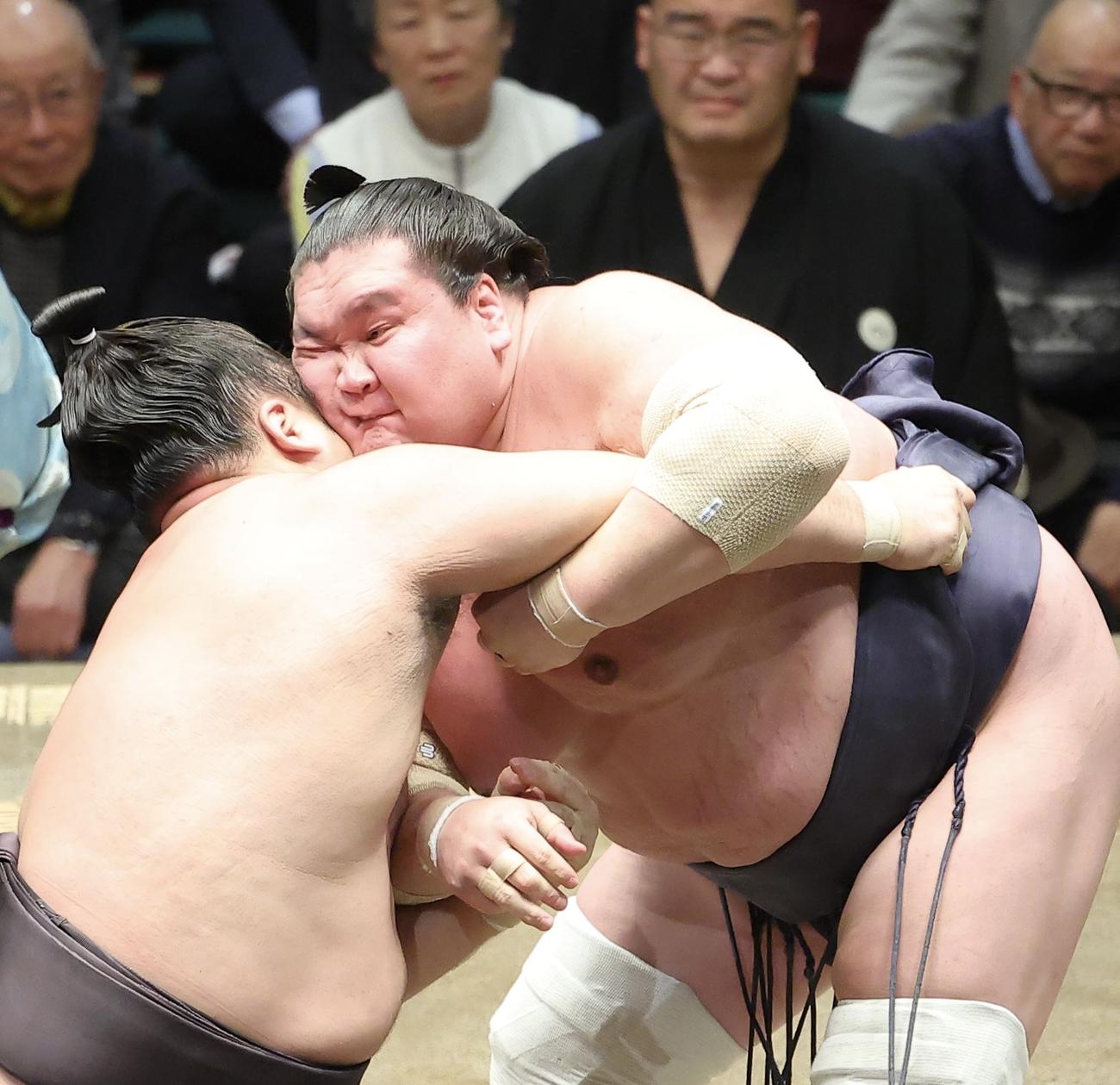 霧島（左）と激しくぶつかり合う照ノ富士（撮影・河田真司）