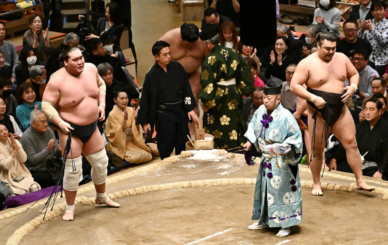 照ノ富士（左）は霧島を寄り切りで破る（撮影・滝沢徹郎）