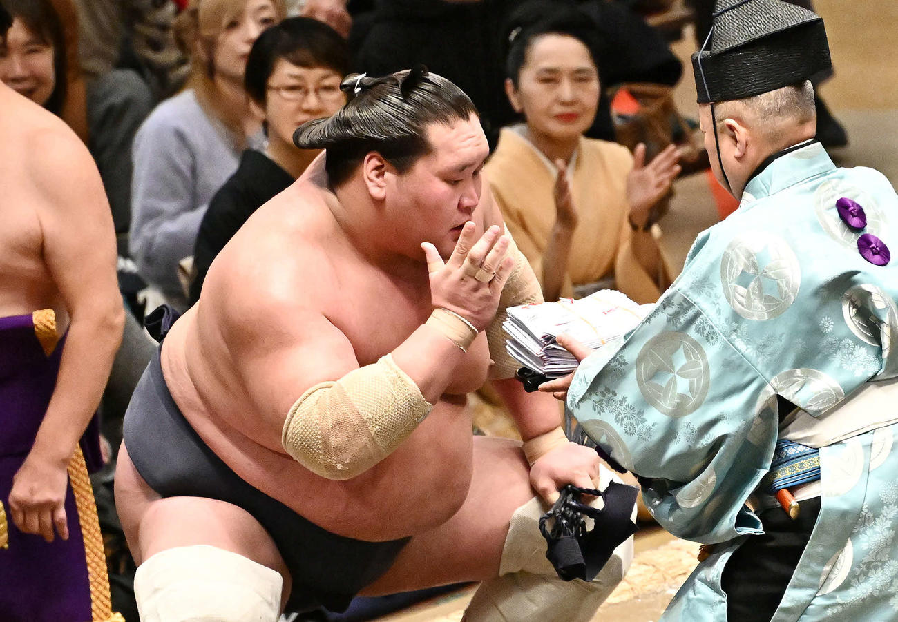 霧島を破った照ノ富士は懸賞金を受け取る（撮影・滝沢徹郎）