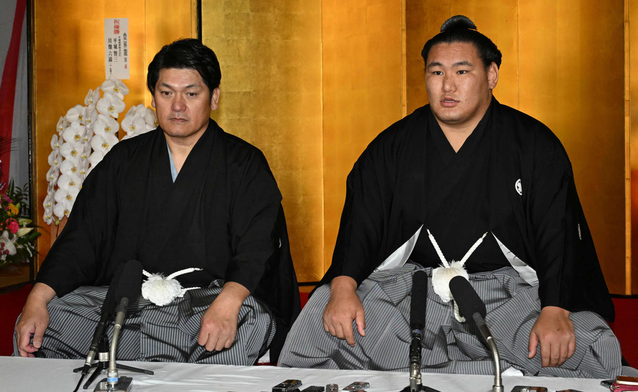 2023年7月26日、大関昇進の伝達式を終え、記者会見する豊昇龍。左は立浪親方