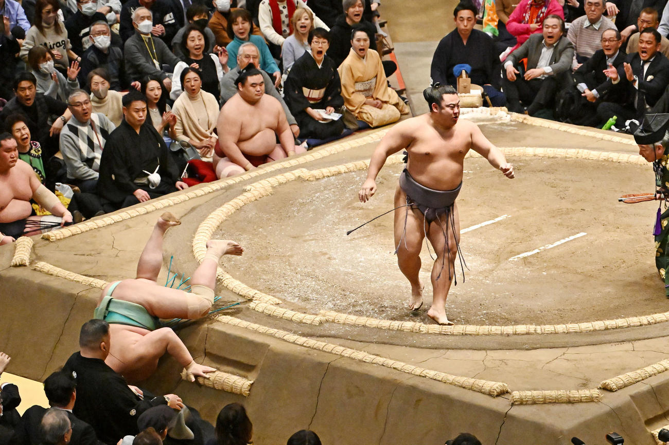 翔猿（右）は引き落としで琴桜を破る（撮影・滝沢徹郎）