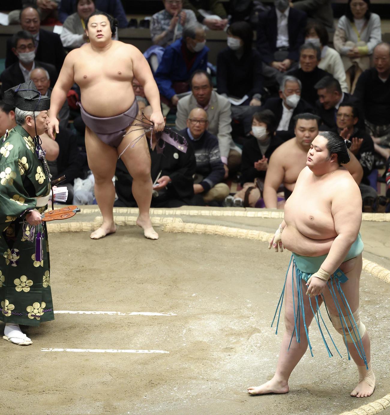 翔猿（奥）に引き落としで敗れる琴桜（撮影・河田真司）