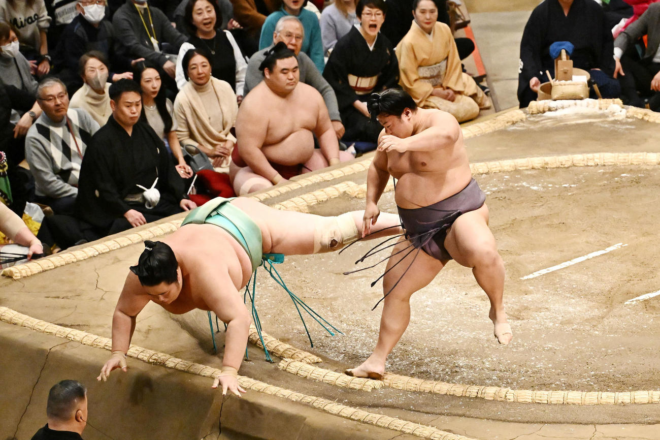 翔猿（右）は引き落としで琴桜を破る（撮影・滝沢徹郎）
