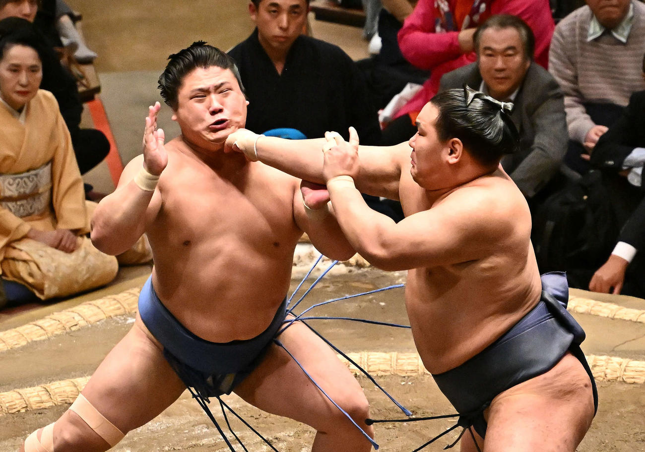 豊昇龍（右）は若隆景を攻める（撮影・滝沢徹郎）