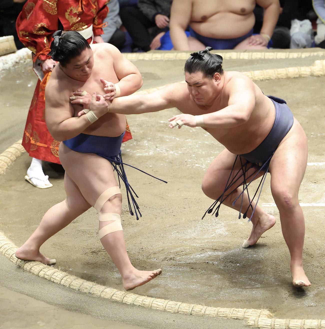 若隆景（左）を突き出しで破る豊昇龍（撮影・河田真司）