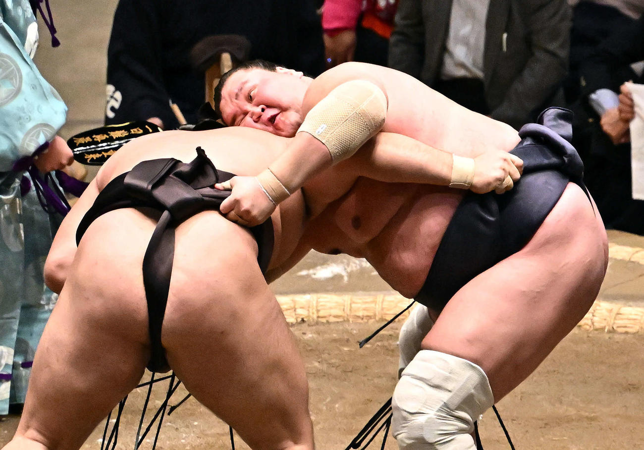 照ノ富士（右）は霧島を攻める（撮影・滝沢徹郎）