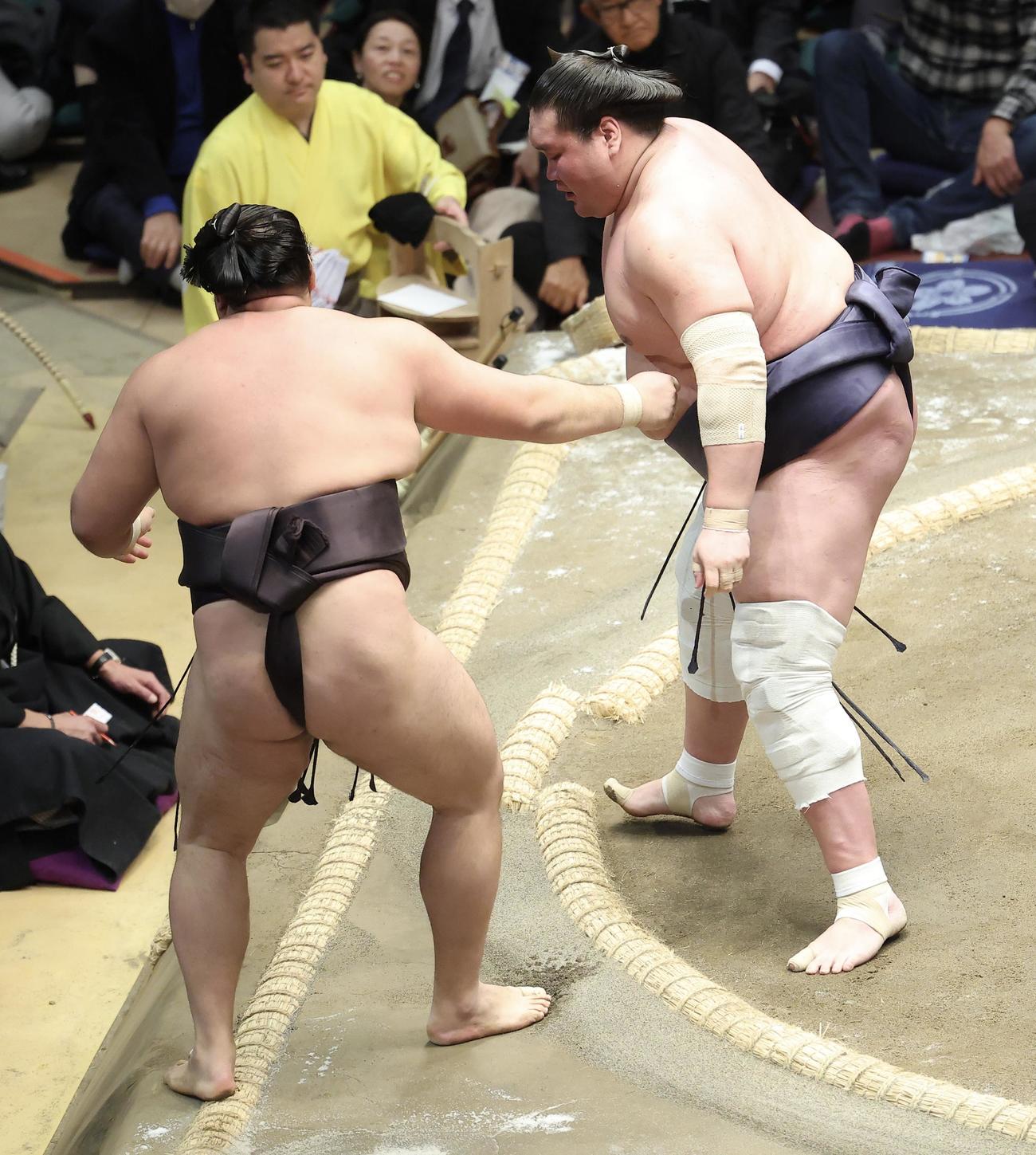 霧島（左）を寄り切りで破る照ノ富士（撮影・河田真司）