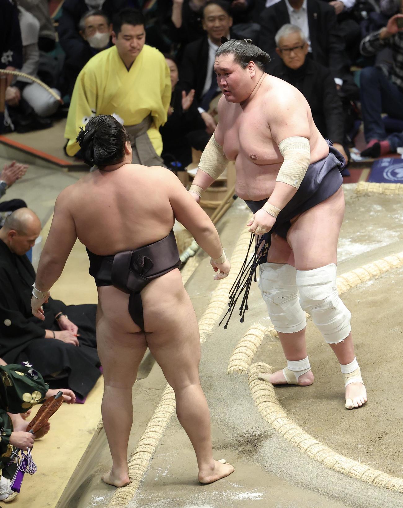 霧島（左）を寄り切りで破る照ノ富士（撮影・河田真司）