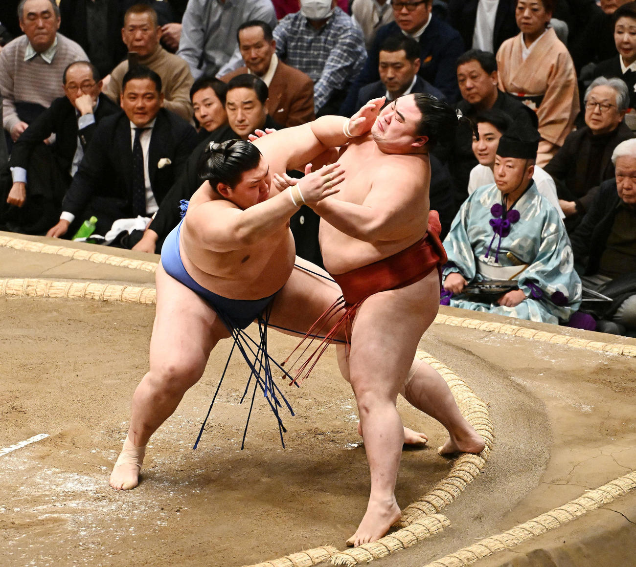 大の里（左）は隆の勝を押し出しで破る（撮影・滝沢徹郎）