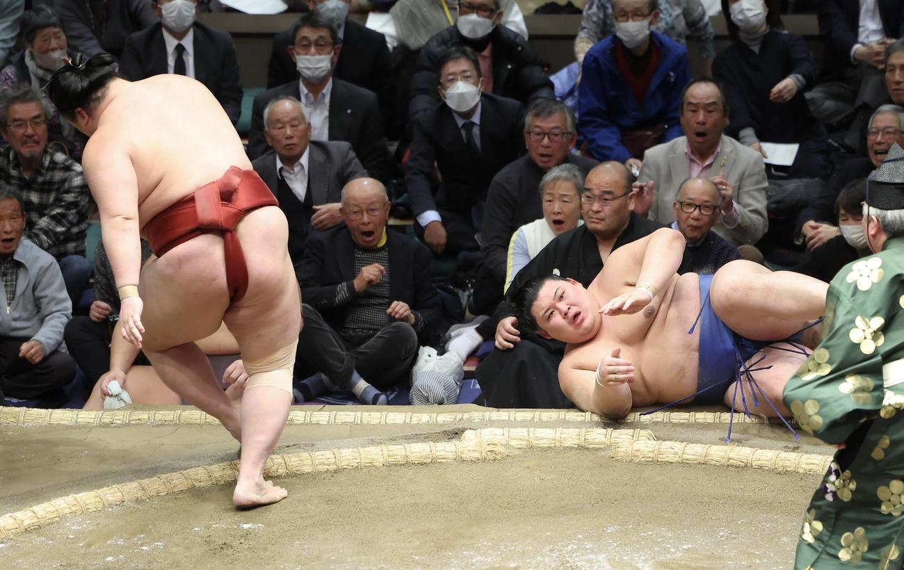 隆の勝（左）を押し出しで破る大の里（撮影・河田真司）