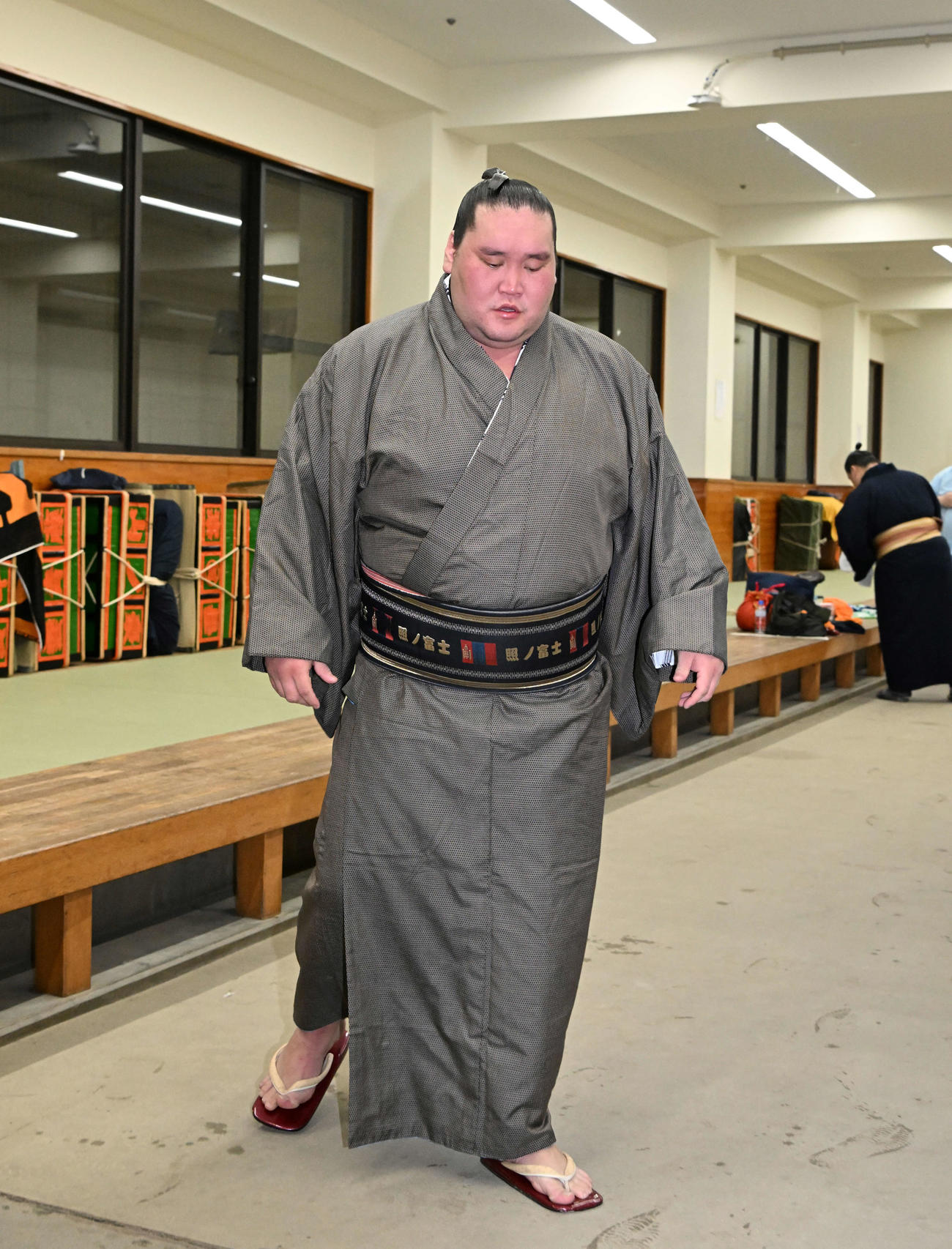 支度部屋から引き揚げる照ノ富士