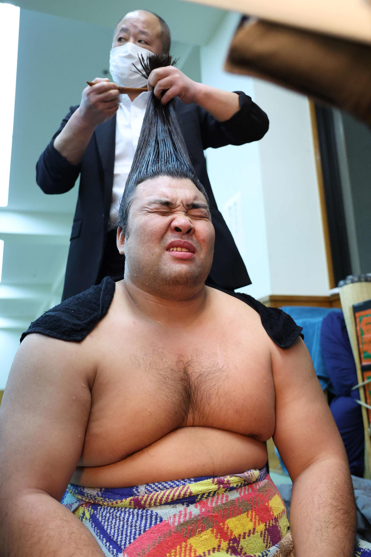 照ノ富士との一番を終え、支度部屋で険しい表情を見せる霧島
