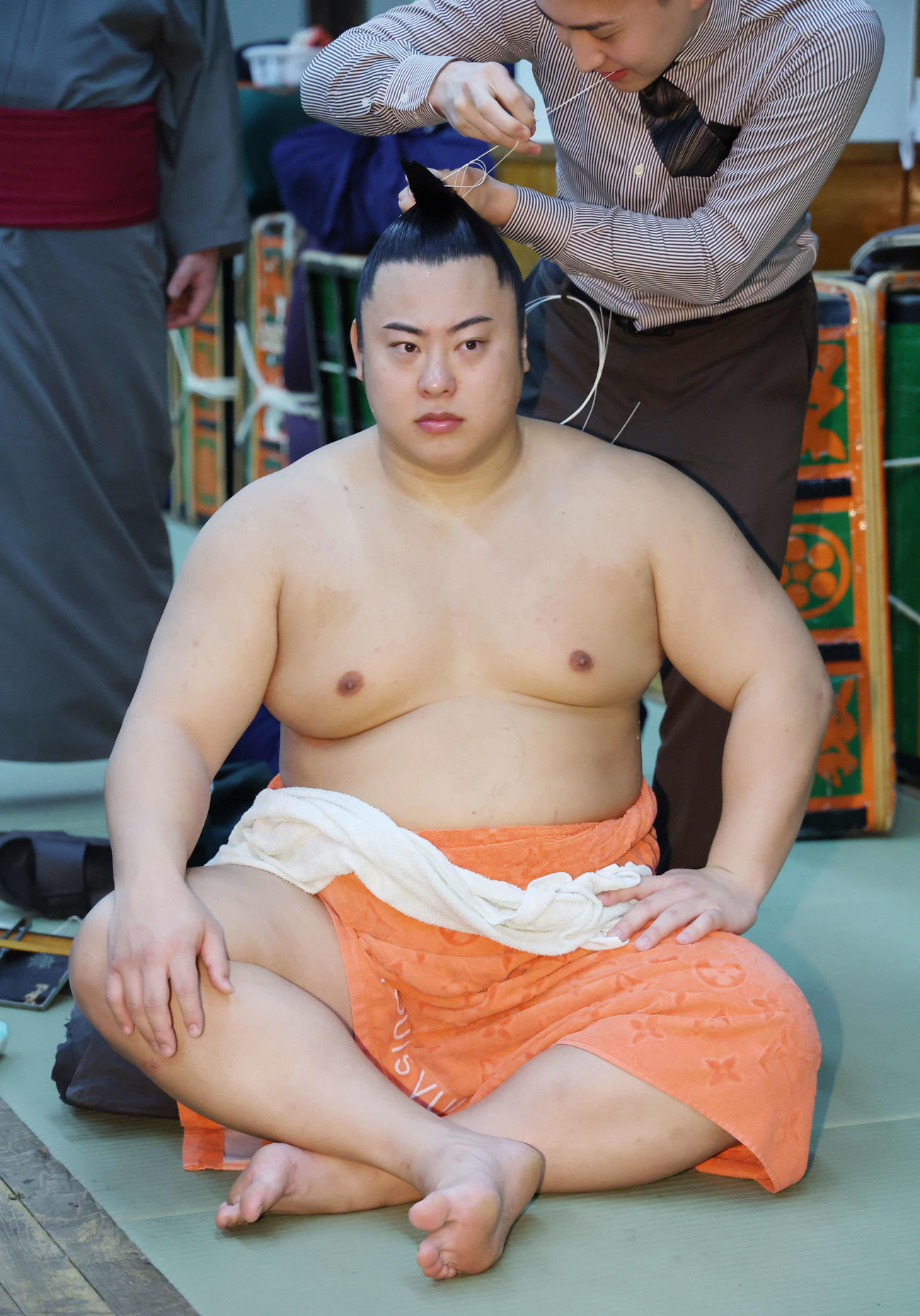 支度部屋でまげを結ってもらう翔猿