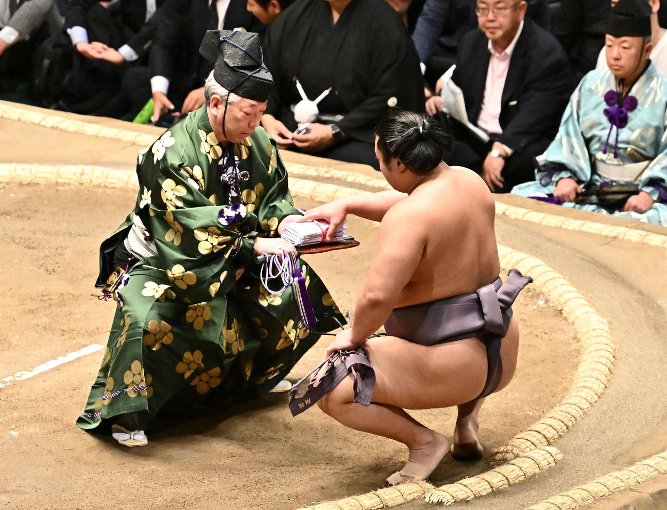 翔猿は琴桜を破り懸賞金を受け取る（撮影・滝沢徹郎）