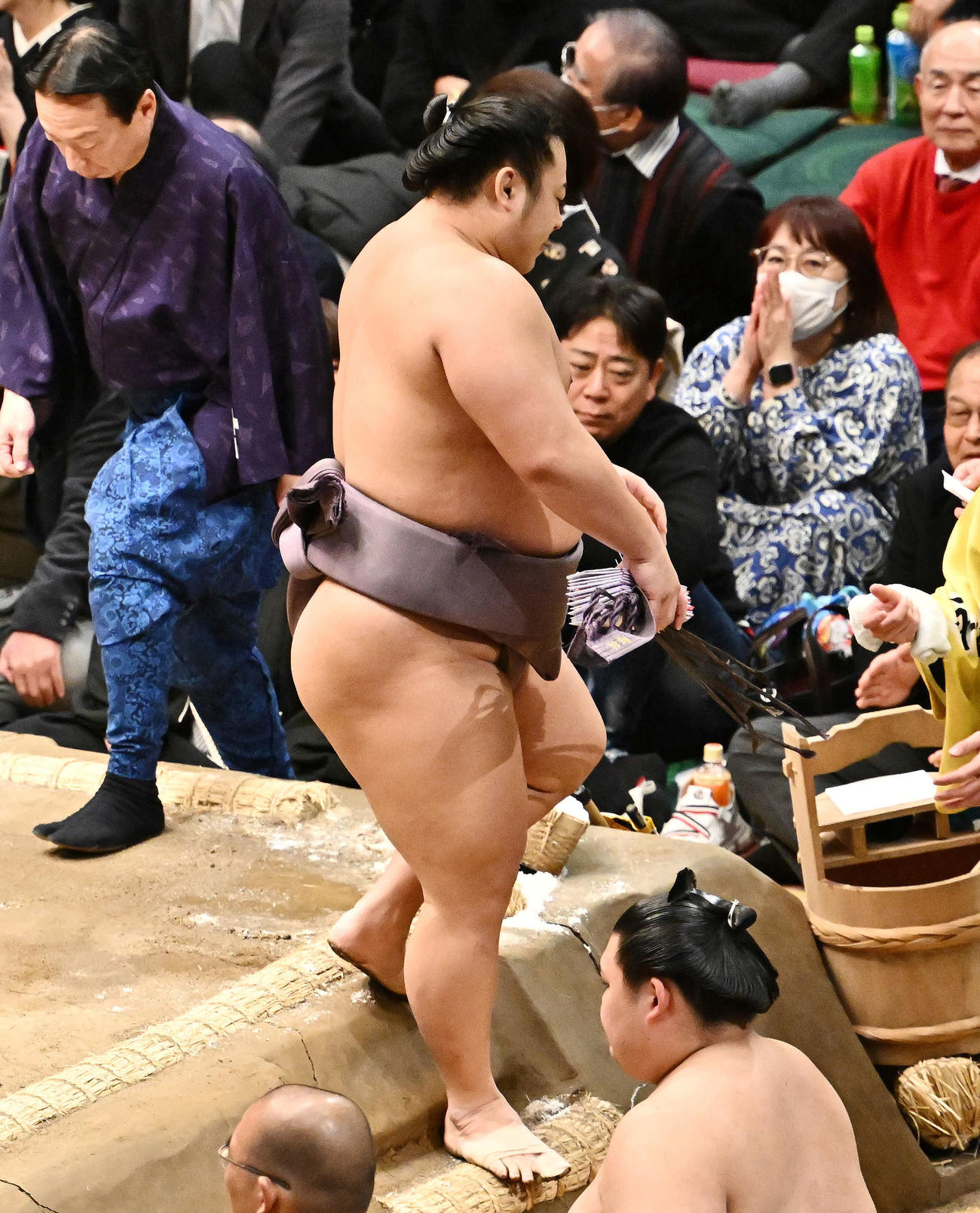 琴桜を破った翔猿は懸賞金を手に引き揚げる（撮影・滝沢徹郎）