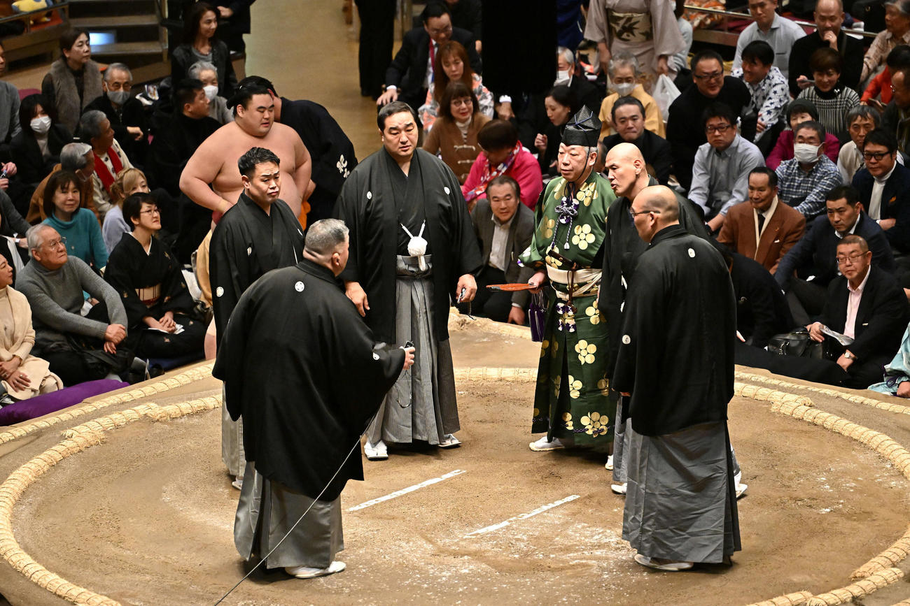大の里－隆の勝の取り組みで物言いがつき土俵に上がり話す審判団と式守伊之助（左から4番目）（撮影・滝沢徹郎）