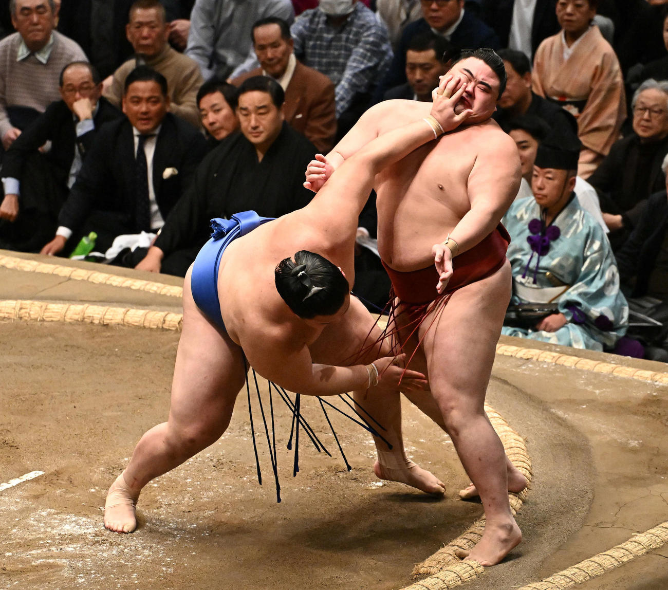 大の里（左）は隆の勝を押し出しで破る（撮影・滝沢徹郎）