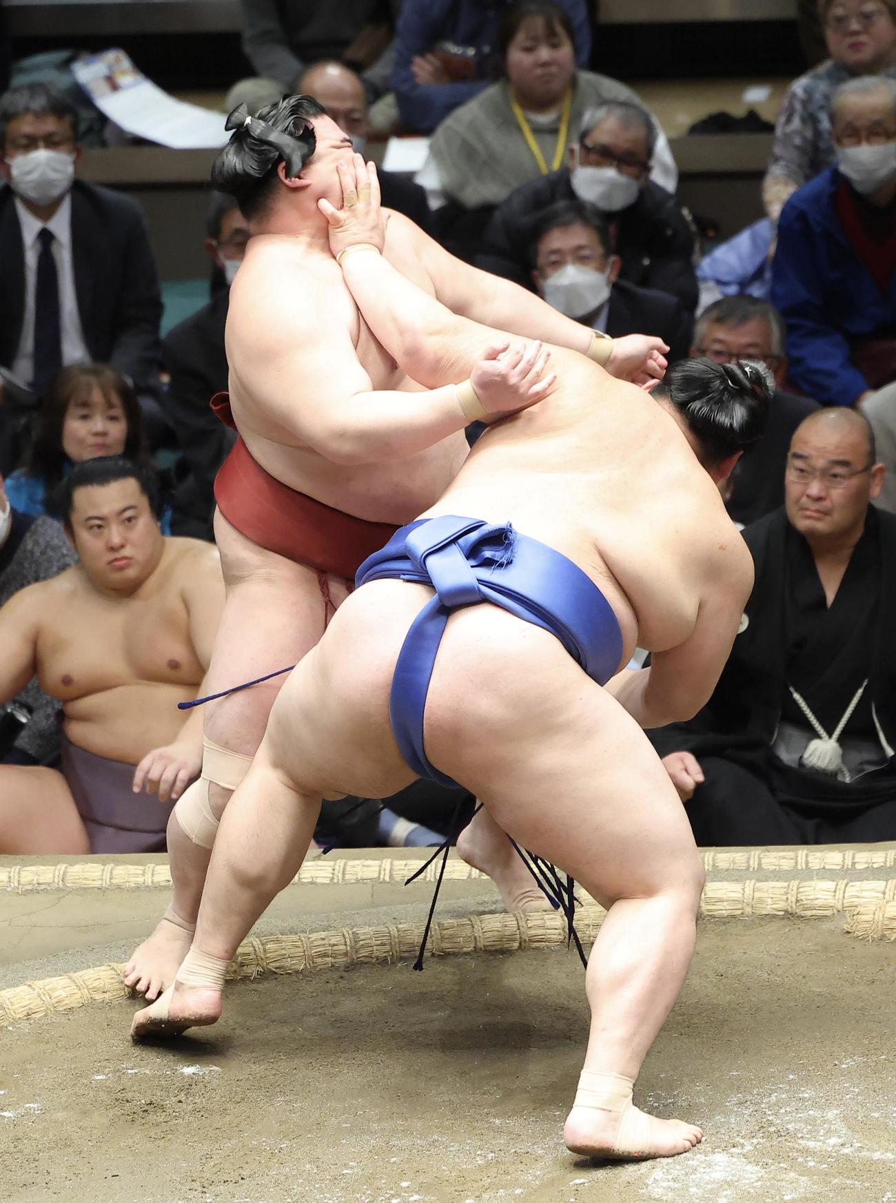 隆の勝（左）を押し出しで破る大の里（撮影・河田真司）