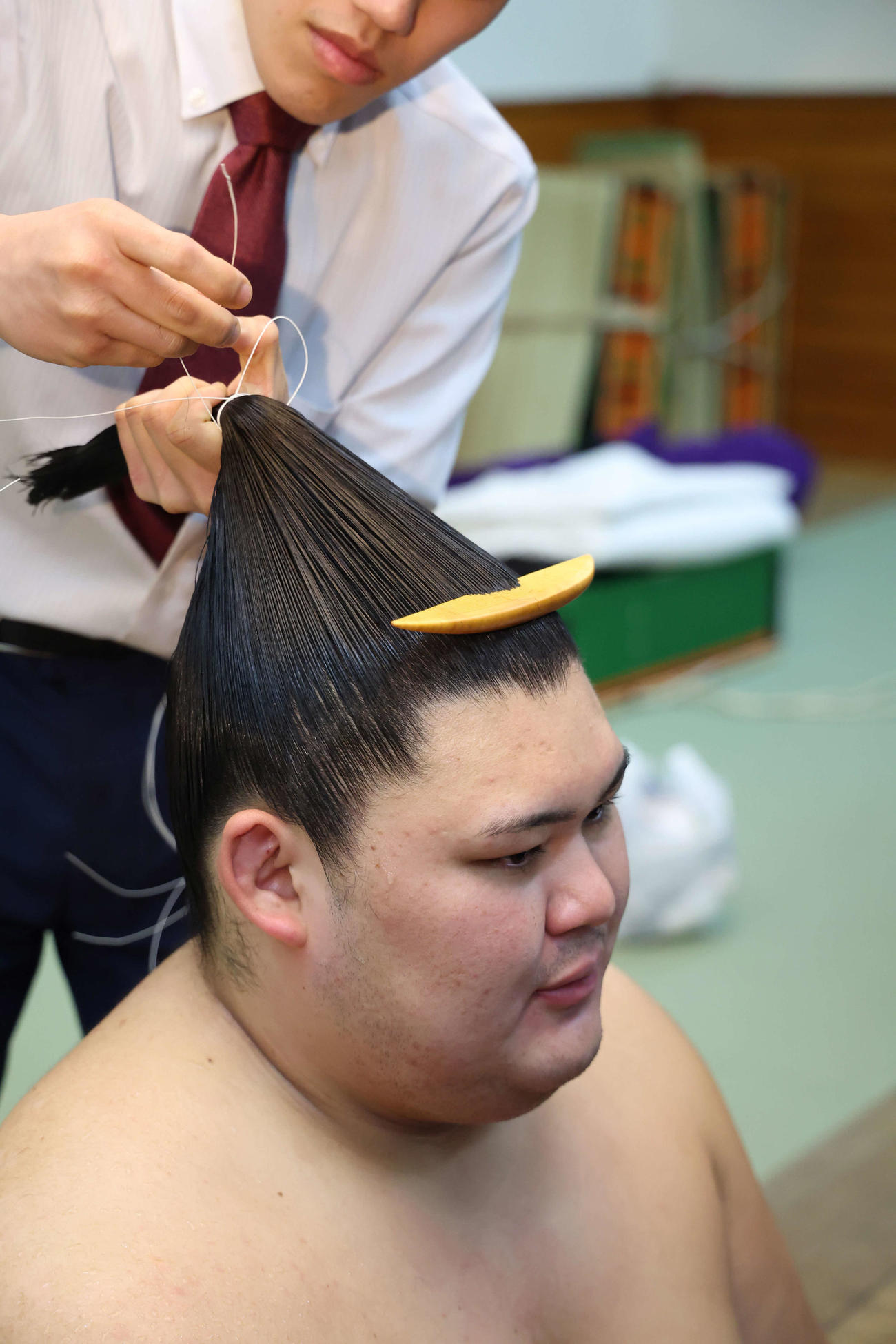 支度部屋でまげを結ってもらう大の里