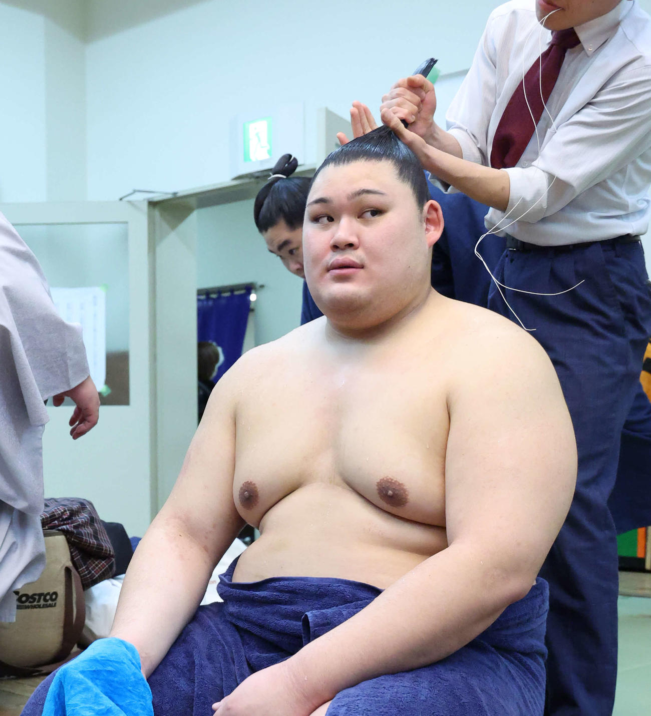 支度部屋でまげを結ってもらう大の里