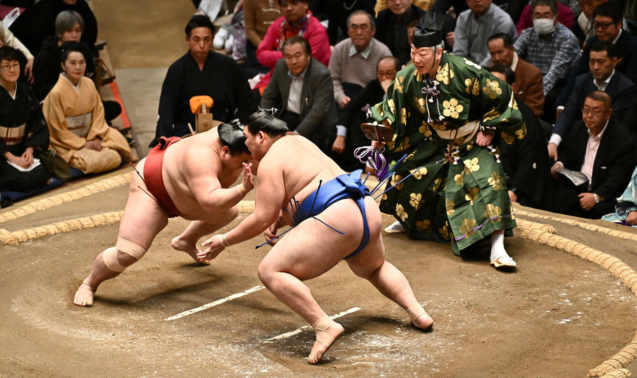 大の里－隆の勝の取り組みをさばく式守伊之助（右）（撮影・滝沢徹郎）