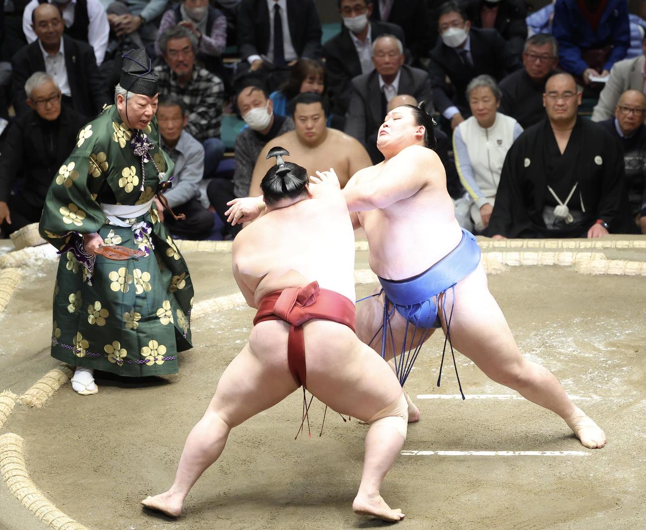隆の勝（手前）と大の里の一番に臨む式守伊之助（右）（撮影・河田真司）