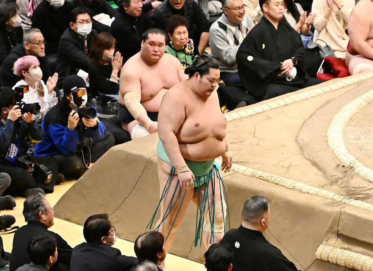 翔猿に敗れた琴桜（撮影・滝沢徹郎）