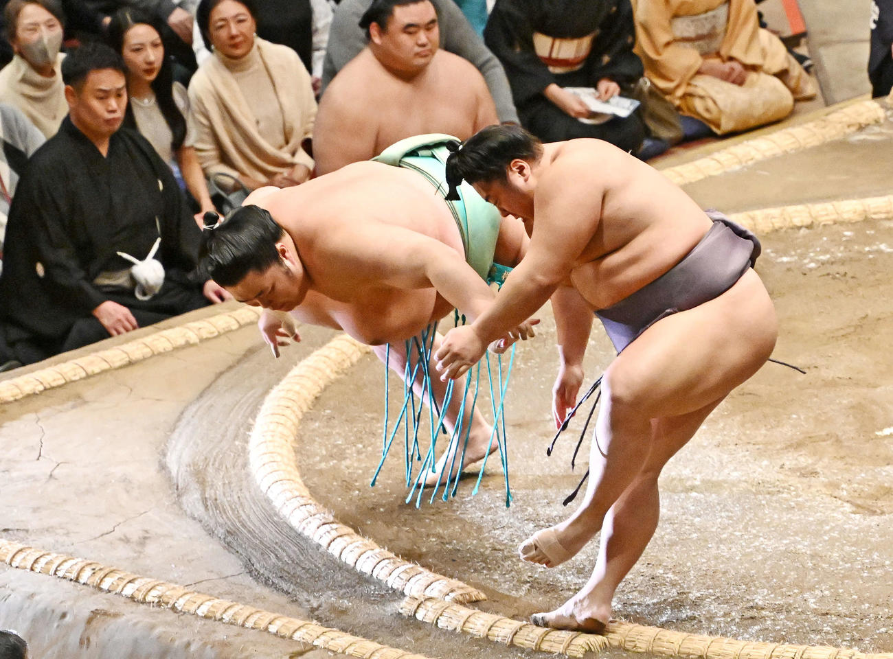 翔猿（右）は引き落としで琴桜を破る（撮影・滝沢徹郎）