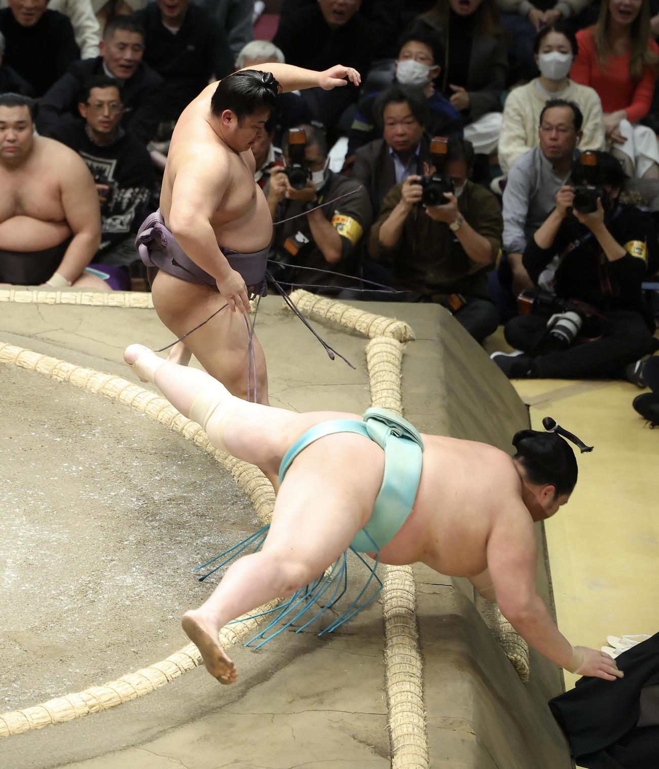 琴桜（手前）を引き落としで破る翔猿（撮影・河田真司）