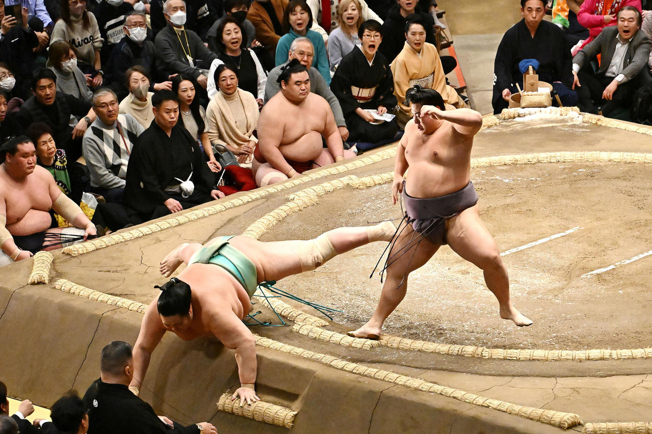 翔猿（右）は引き落としで琴桜を破る（撮影・滝沢徹郎）