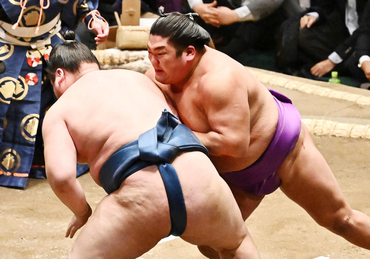尊富士（右）は阿武剋を攻める（撮影・滝沢徹郎）