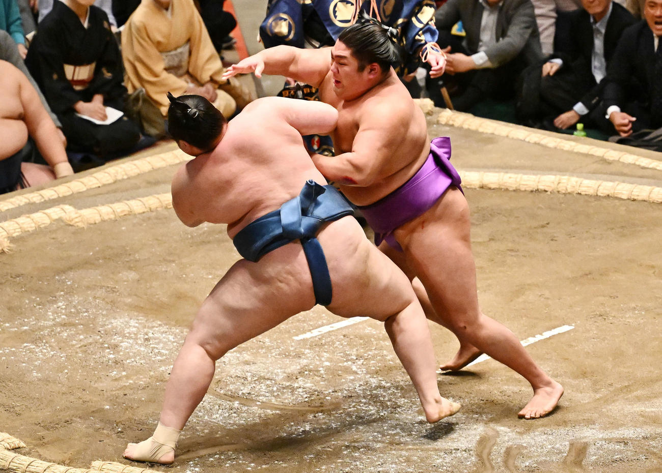 尊富士（右）は阿武剋を攻める（撮影・滝沢徹郎）
