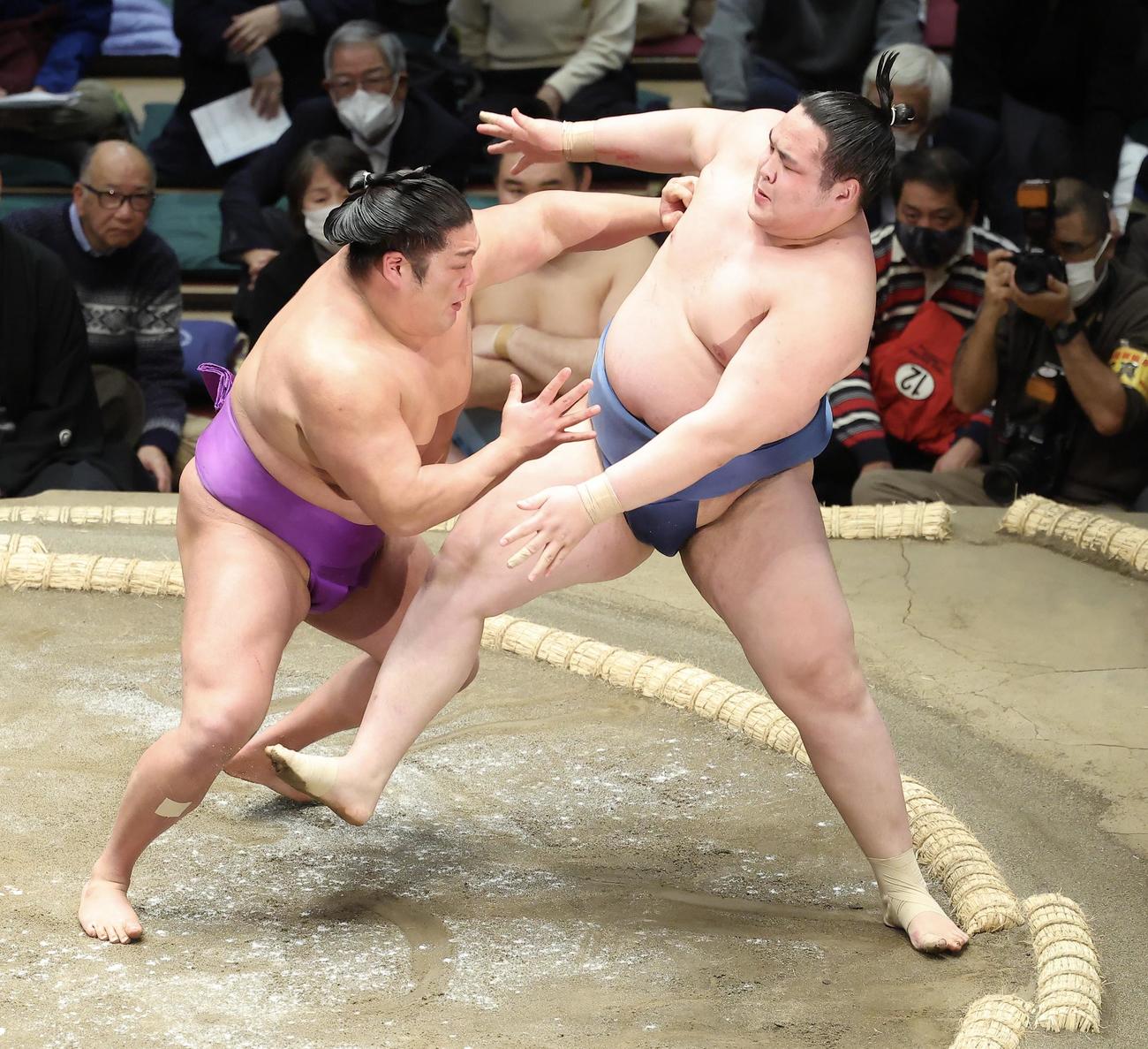 取り直しの一番、尊富士（左）は阿武剋を押し出しで破る（撮影・河田真司）