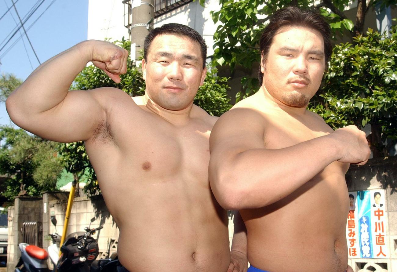 04年4月、朝青龍の兄2人スミヤバザル（左）とブルーウルフが初タッグ結成