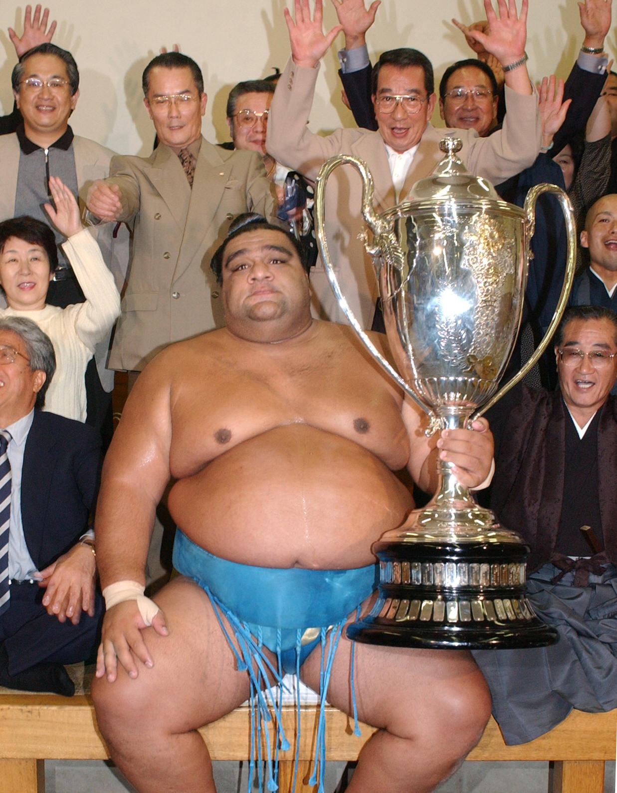 2002年9月22日、大相撲秋場所千秋楽　賜杯を手に万歳の祝福を受ける武蔵丸