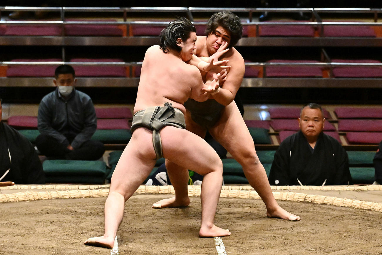 前相撲で取り組む光武蔵（後方）と天狼星（撮影・滝沢徹郎）