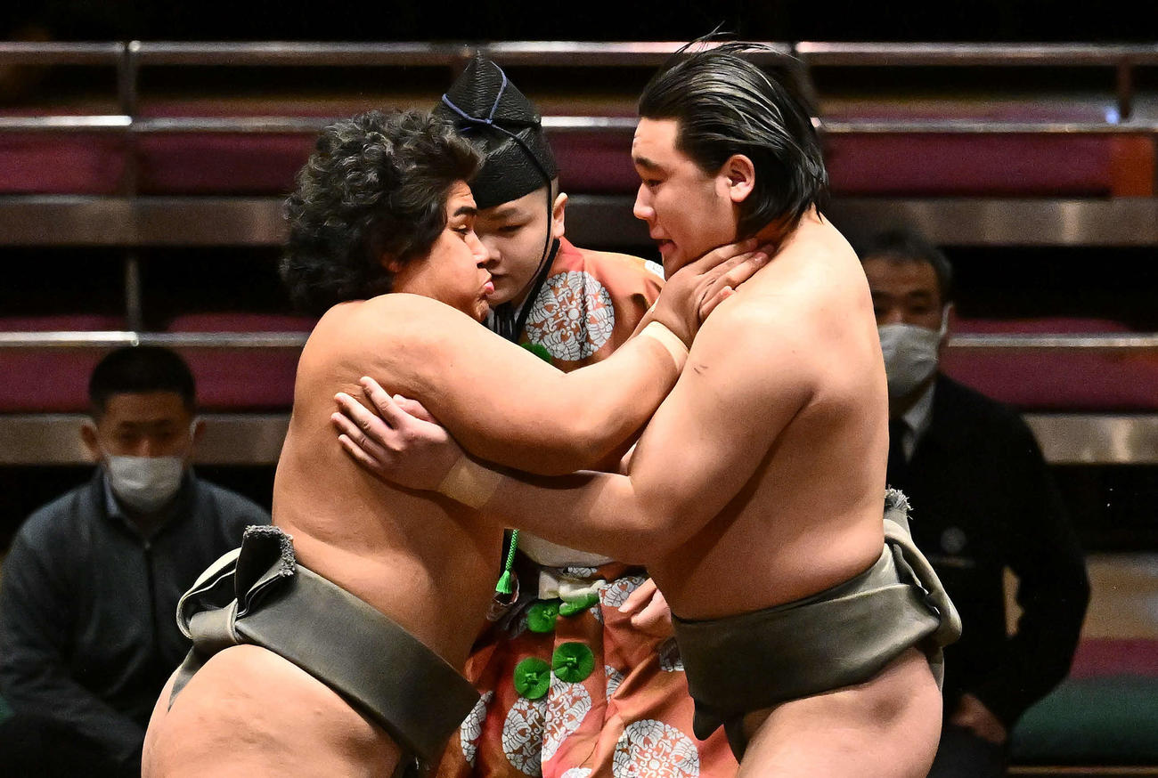 前相撲で取り組む光武蔵（左）と天狼星（撮影・滝沢徹郎）