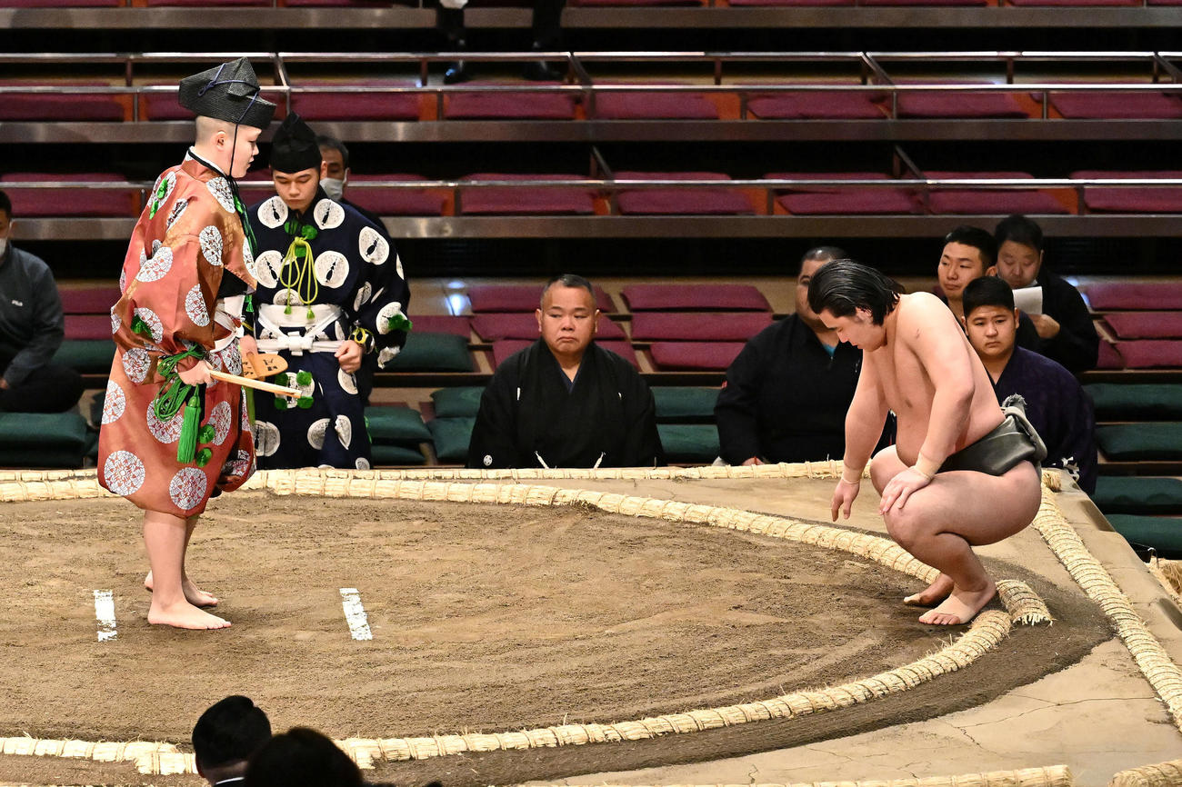 前相撲で光武蔵を破り勝ち名乗り受ける天狼星（撮影・滝沢徹郎）