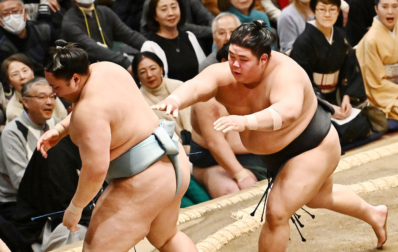 伯桜鵬（右）は琴勝峰を押し出しで破る（撮影・滝沢徹郎）