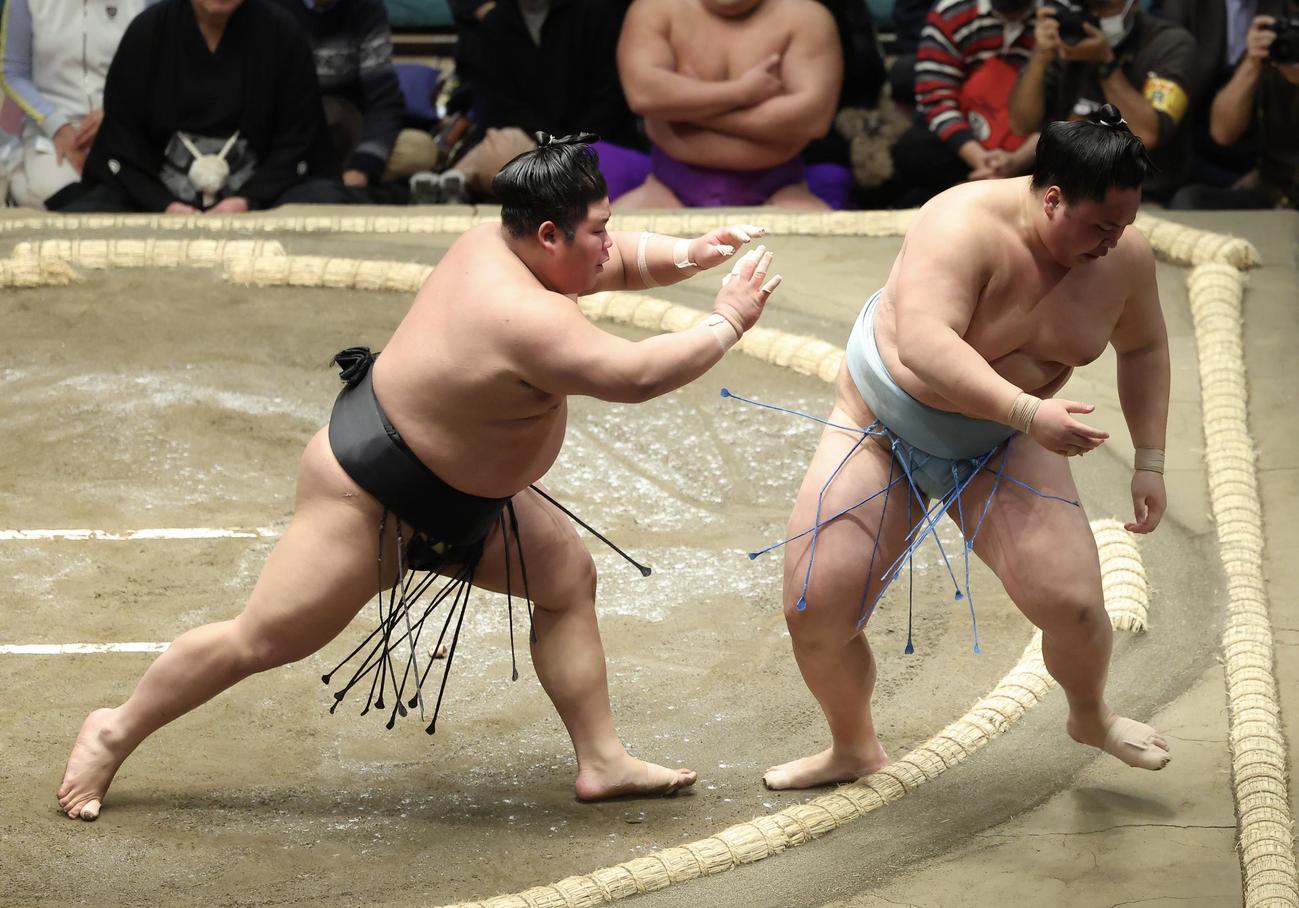 伯桜鵬（左）は琴勝峰を押し出しで破る（撮影・河田真司）