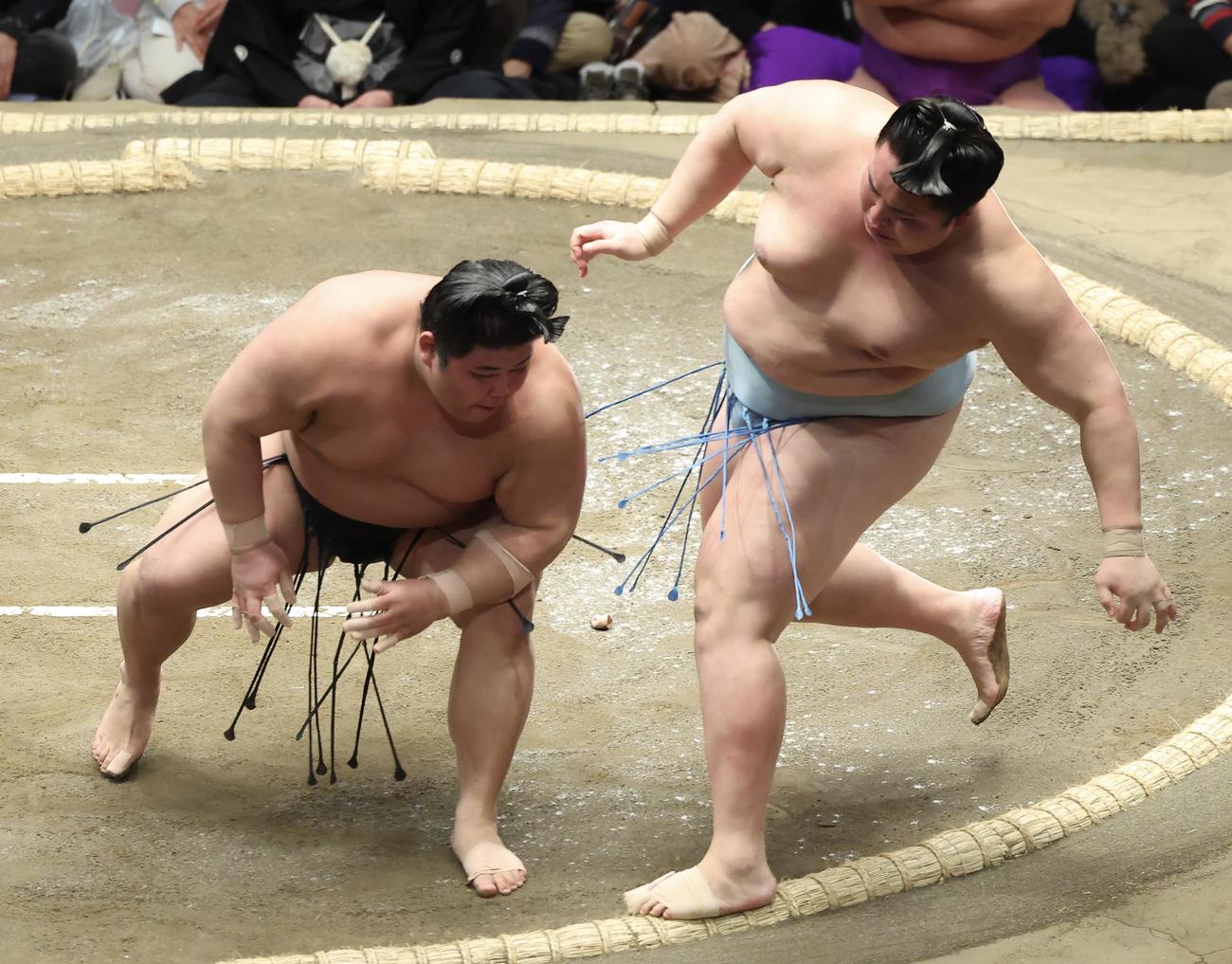 伯桜鵬（左）は琴勝峰を押し出しで破る（撮影・河田真司）