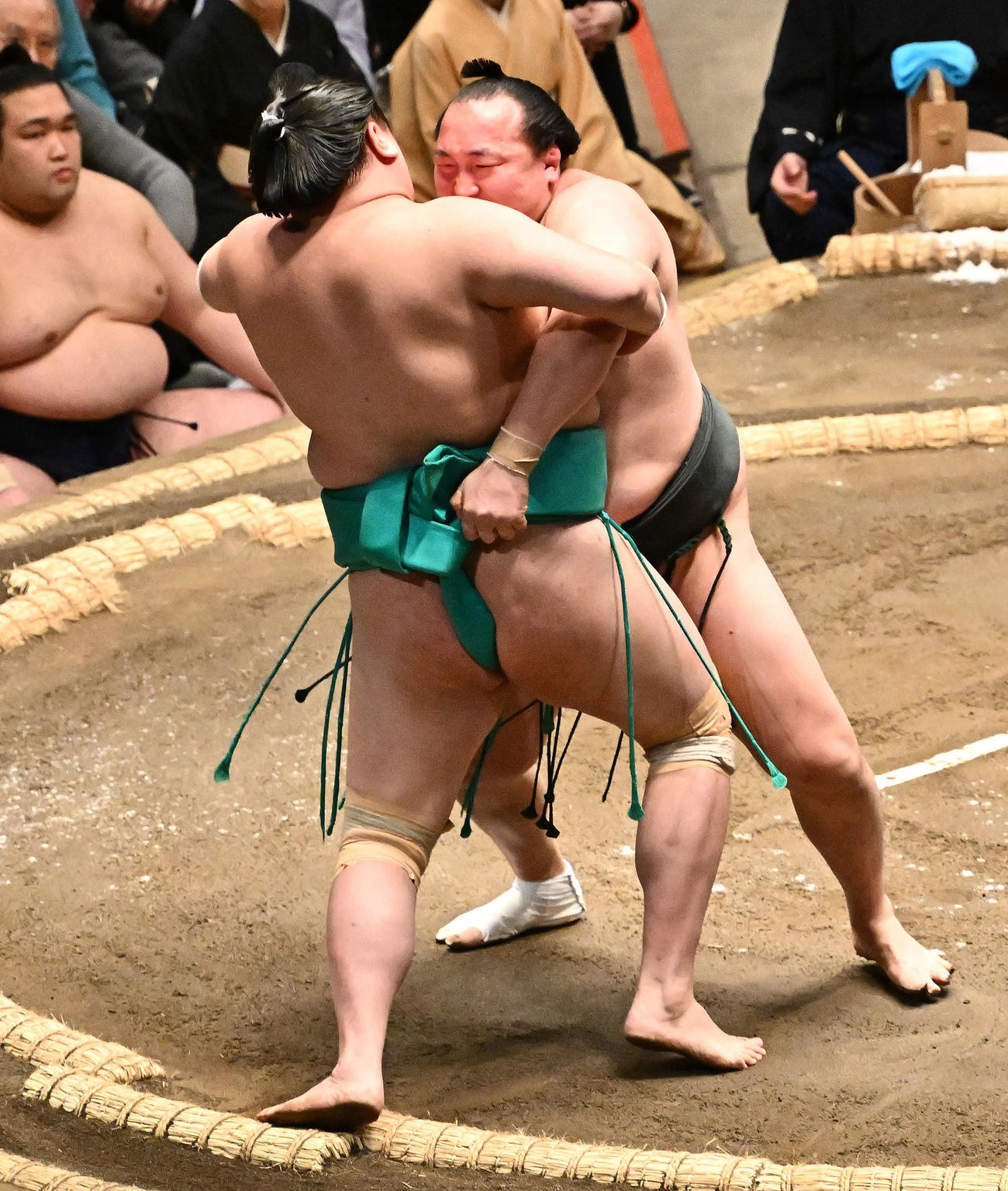 千代翔馬（右）は一山本を寄り切りで破る（撮影・滝沢徹郎）