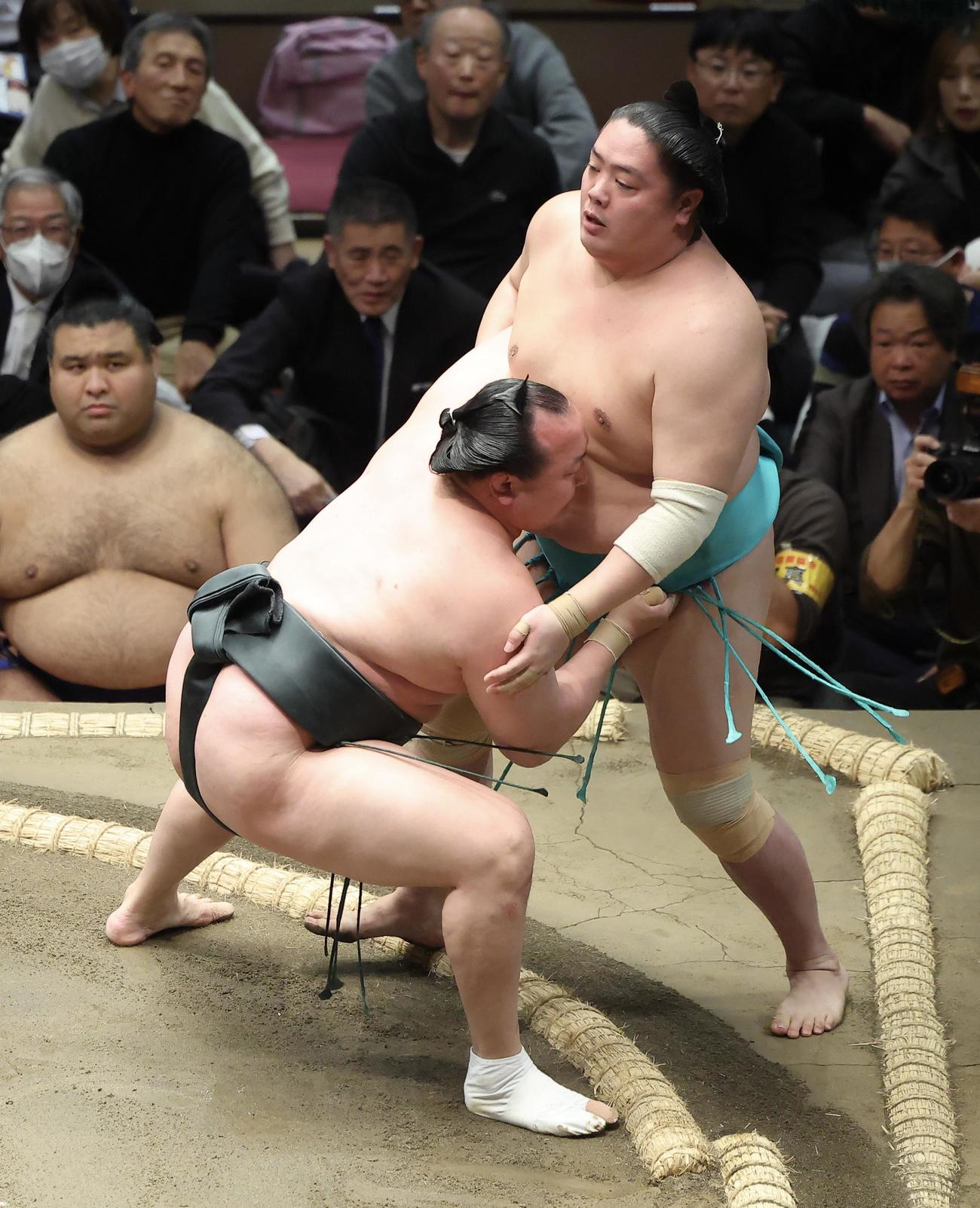 千代翔馬（左）は一山本を寄り切りで破る（撮影・河田真司）