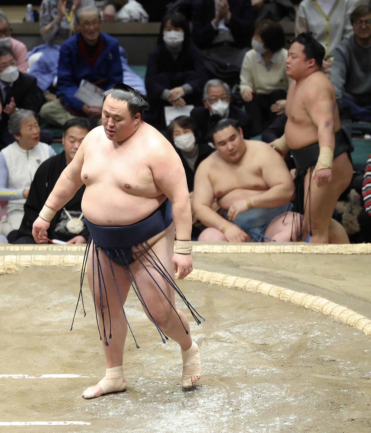 玉鷲（手前）は翠富士を押し出しで破る（撮影・河田真司）