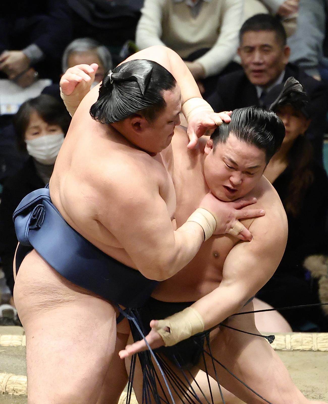 玉鷲（左）は翠富士を勢いよく攻める（撮影・河田真司）