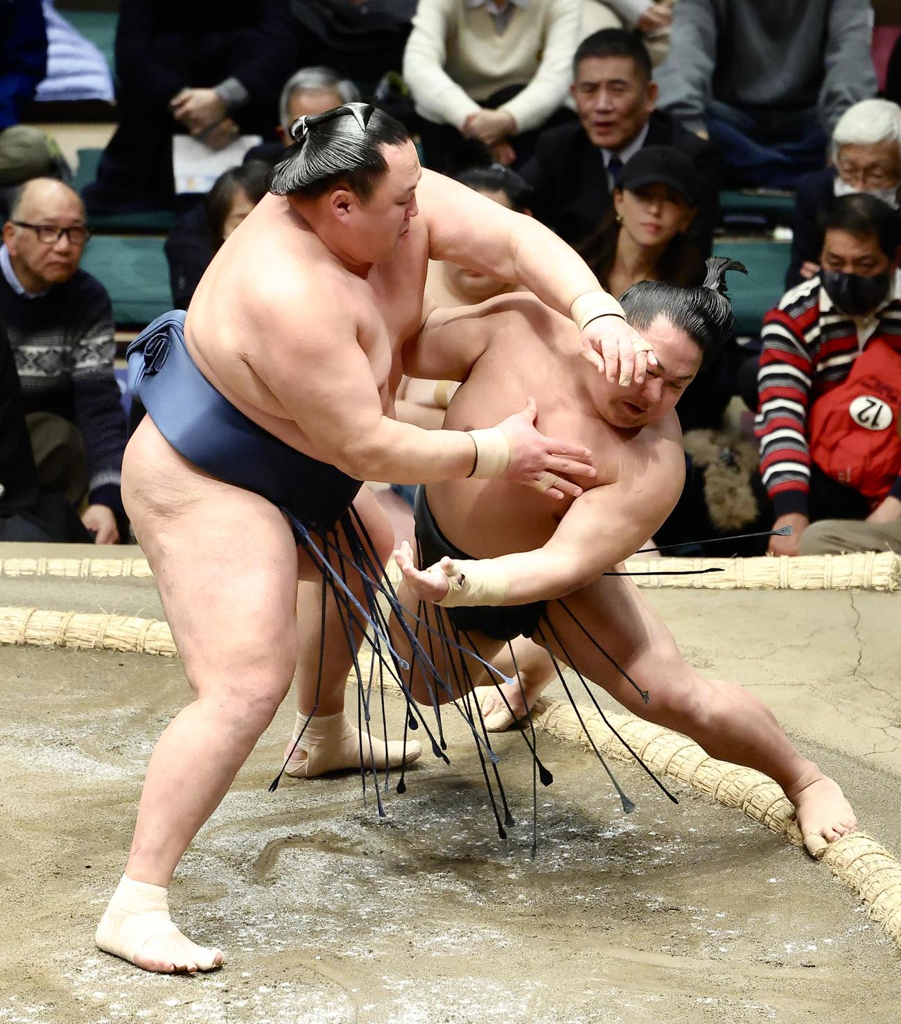 玉鷲（左）は翠富士を勢いよく攻める（撮影・河田真司）